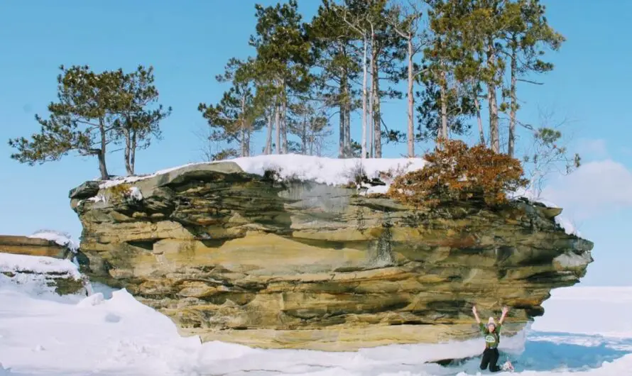 10 Unmissable Experiences: The Epic 2-Hour Hike to Turnip Rock in Michigan – Winter Edition